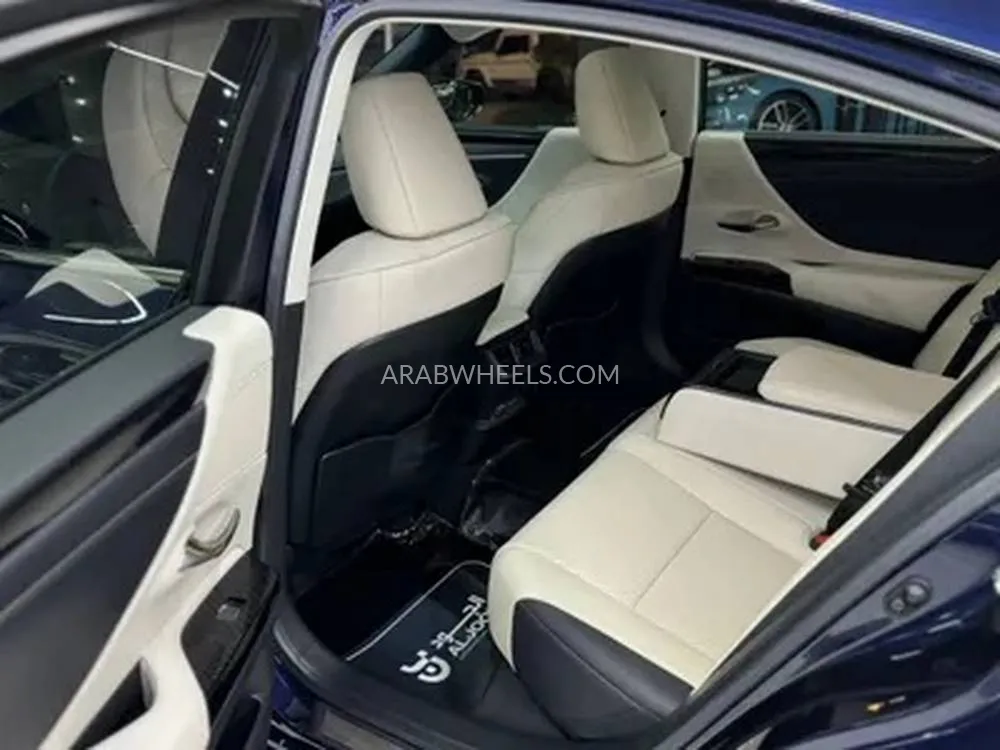 لكزس ES 2025 for Sale in الرياض Image-5