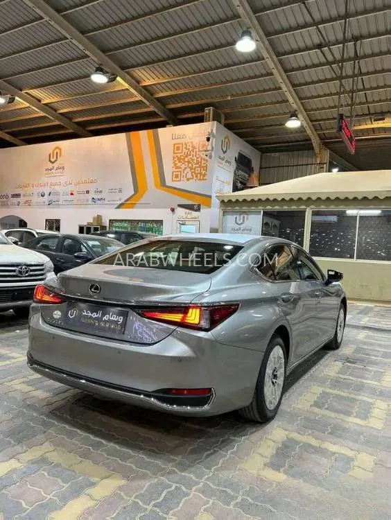 لكزس ES 2025 for Sale in الرياض Image-4