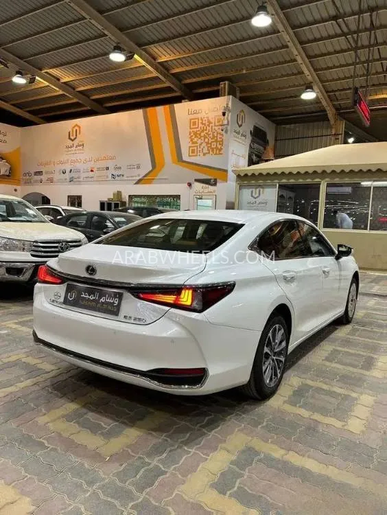 لكزس ES 2025 for Sale in الرياض Image-4