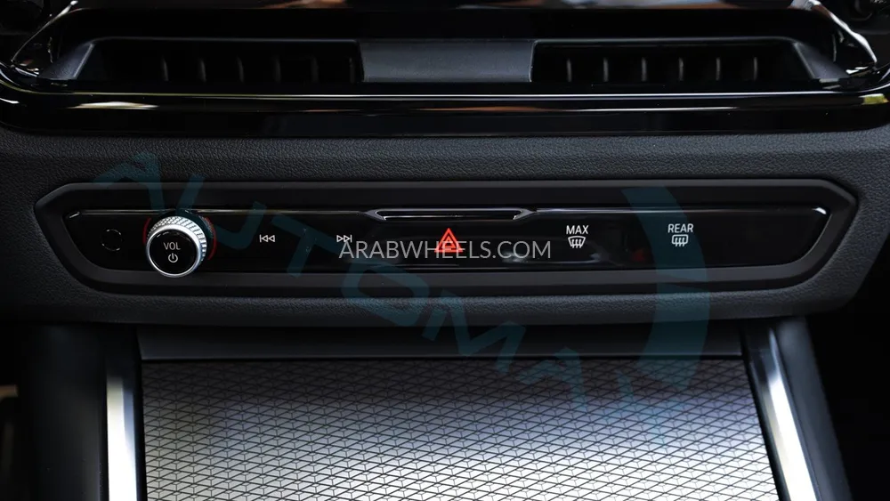 بي ام دبليو الفئة الثالثة 2025 for Sale in وادي الدواسر Image-23