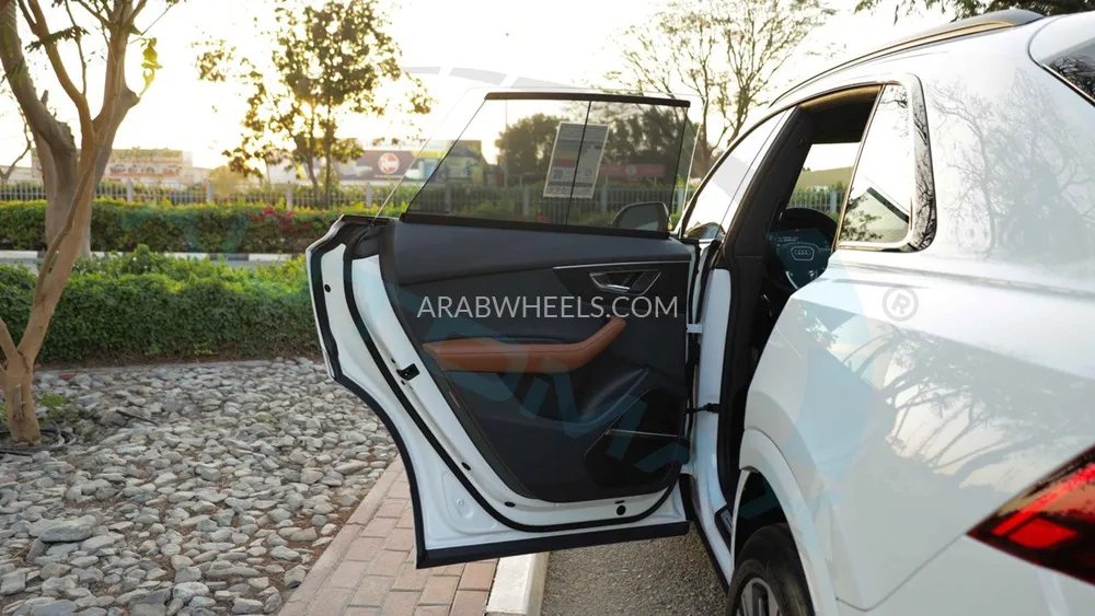 أودي Q8 2025 for Sale in وادي الدواسر Image-34