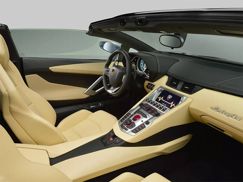 لامبورغيني أفينتادور Interior 