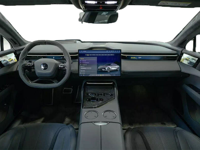 لوتس إيميا Interior 