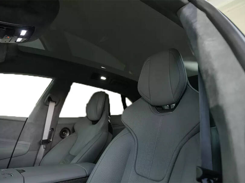لوتس إيميا Interior 