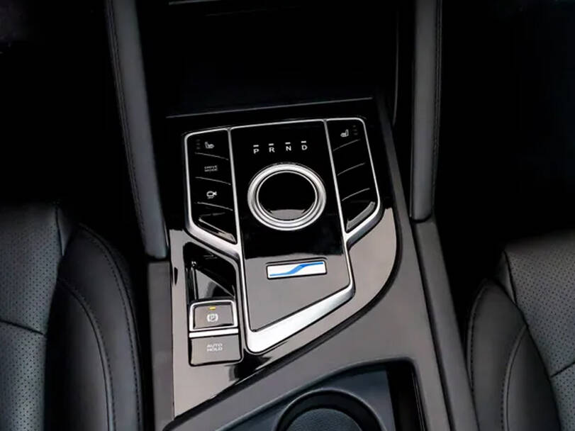 الدمّاني دي إم في ٣٠٠ 2025 Interior 