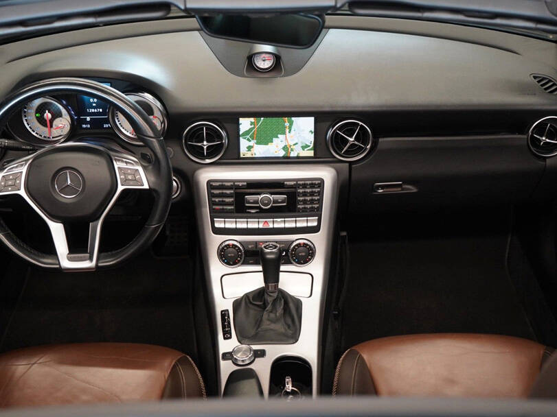 مرسيدس بنز إس إل كيه كلاس Interior 