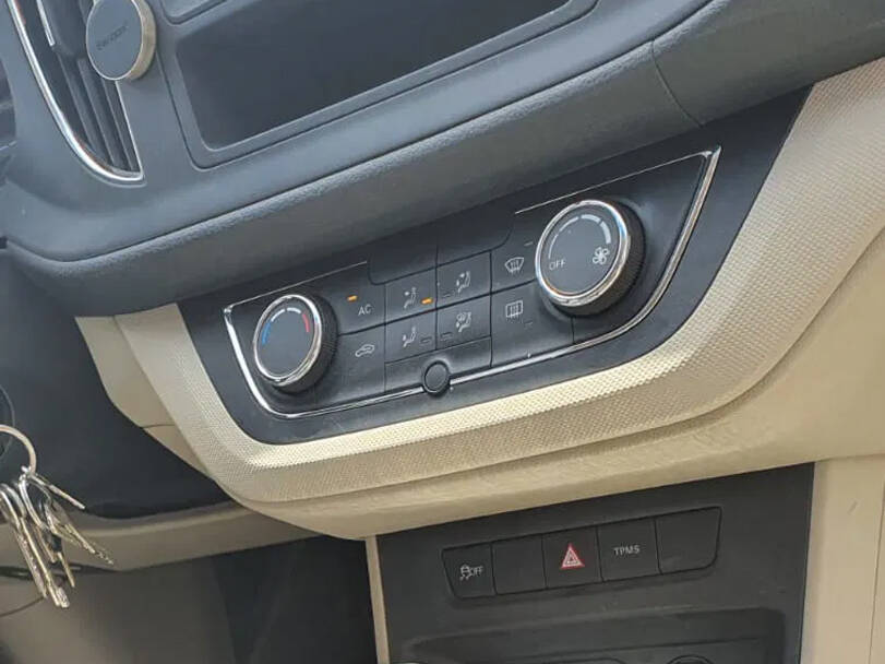 إم جي ٣٦٠ Interior 