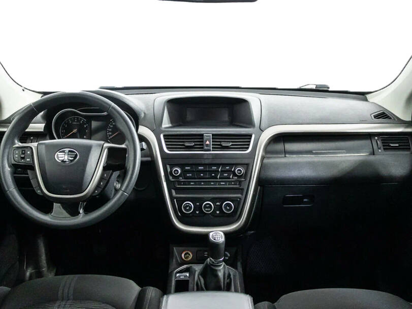 بيستون إكس ٨٠ Interior 