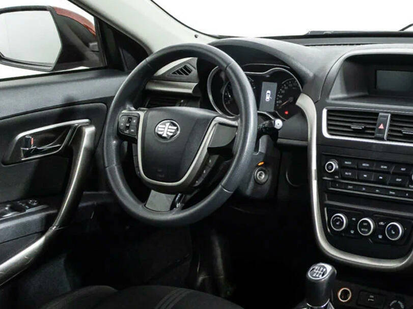 بيستون إكس ٨٠ Interior 