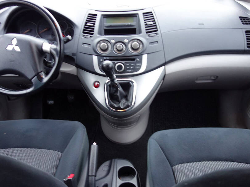 ميتسوبيشي جرانديس Interior 