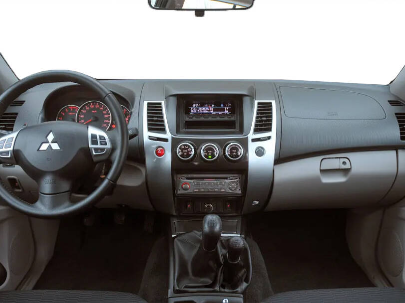 ميتسوبيشي مونتيرو سبورت Interior 