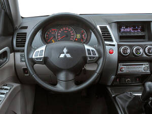 ميتسوبيشي مونتيرو سبورت الداخلية 