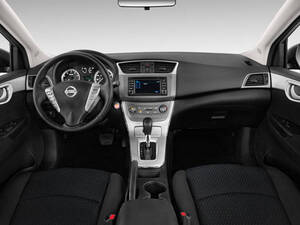 نيسان سنترا الداخلية 
