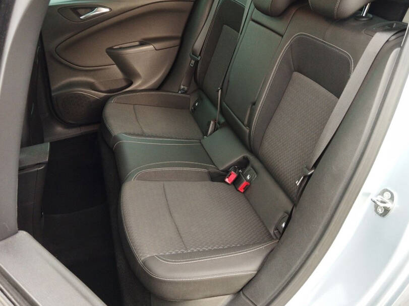 أوبل أسترا Interior 