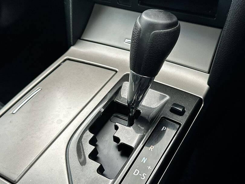 تويوتا أوريون الجيل الأول (XV40) Interior 