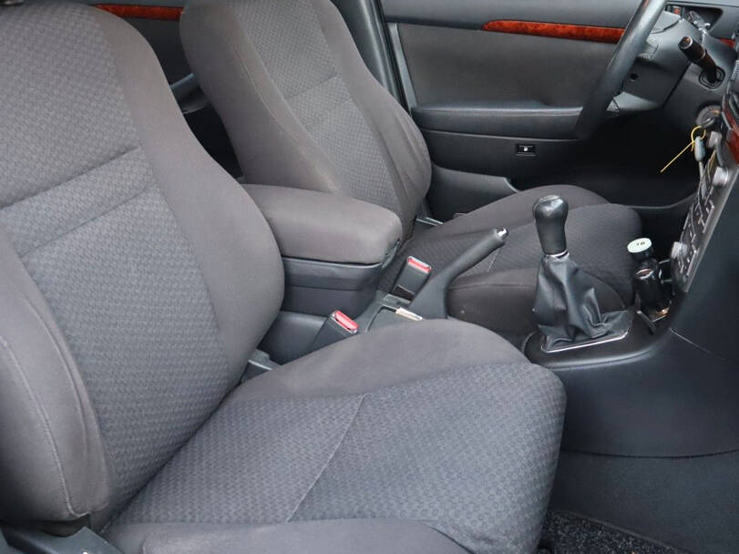 Toyota Avensis 2nd (T250) Generation Interior 