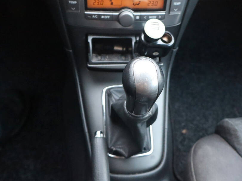 Toyota Avensis 2nd (T250) Generation Interior 
