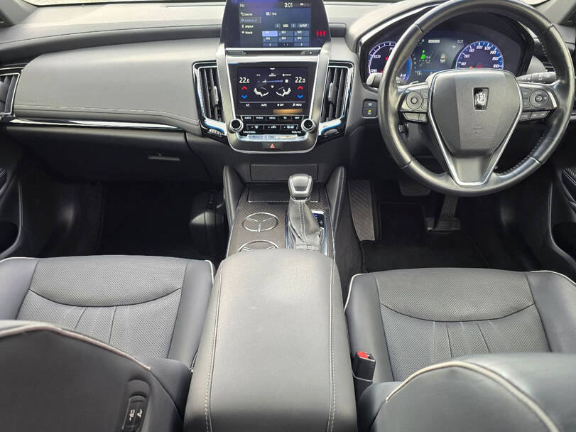 تويوتا كراون الجيل الخامس عشر (S220) Interior 