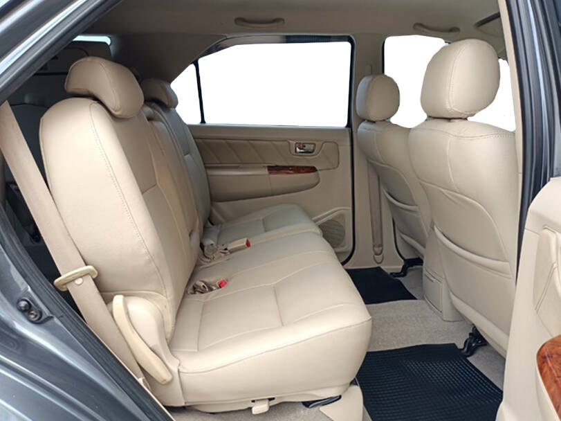 تويوتا فورتشنر الجيل الأول (AN50) Interior 