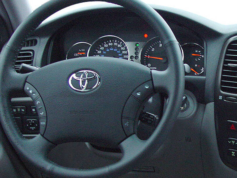 تويوتا لاند كروزر الجيل السادس (J100) Interior 
