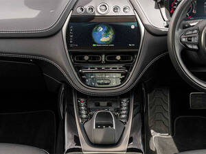 أستون مارتن DBX الداخلية 