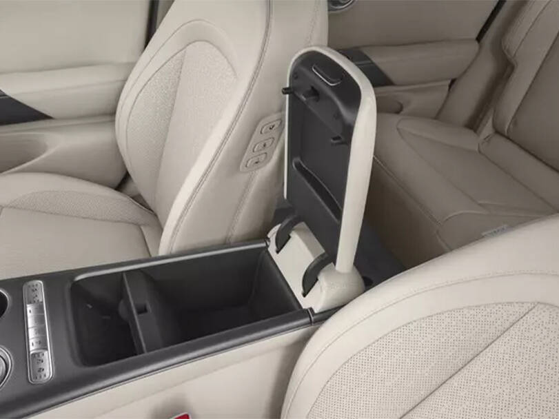 جينيسيس جي في ٦٠ Interior 