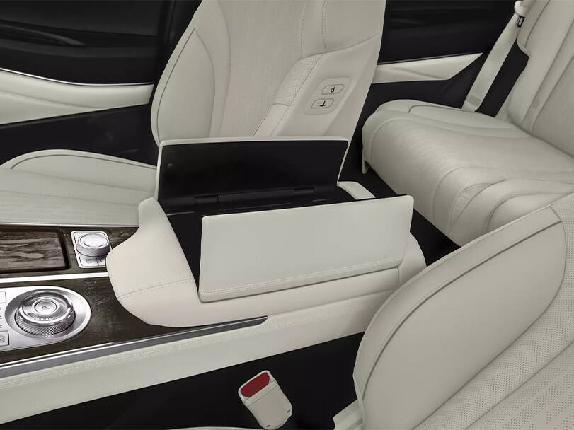 جينيسيس جي في ٨٠ Interior 