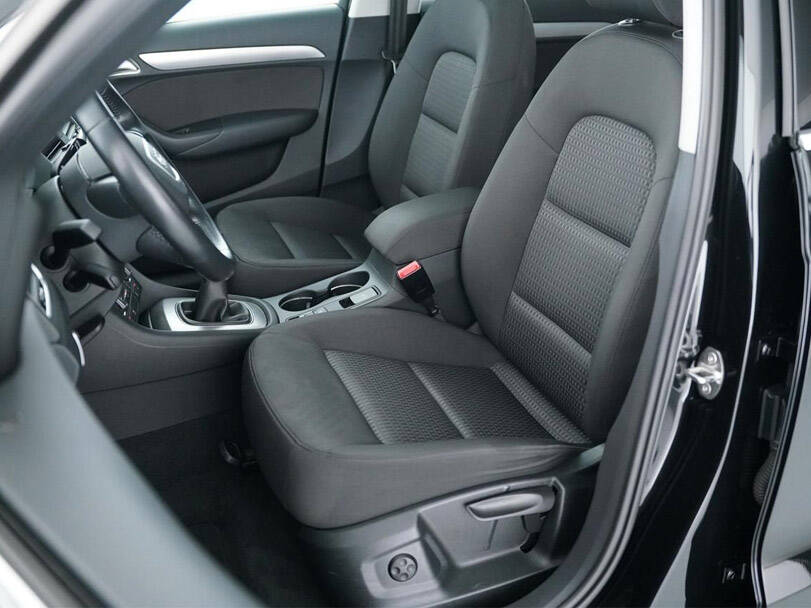 أودي آر إس كيو ٣ الجيل الأول (8U) Interior 